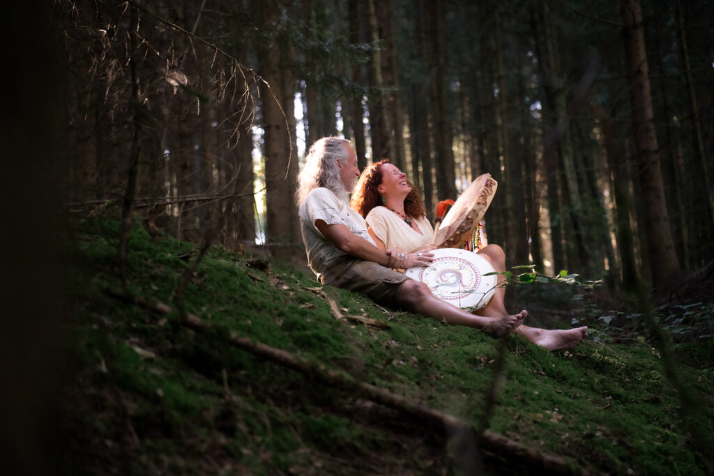 Claudia und Michael L&ouml;w lachend im Wald